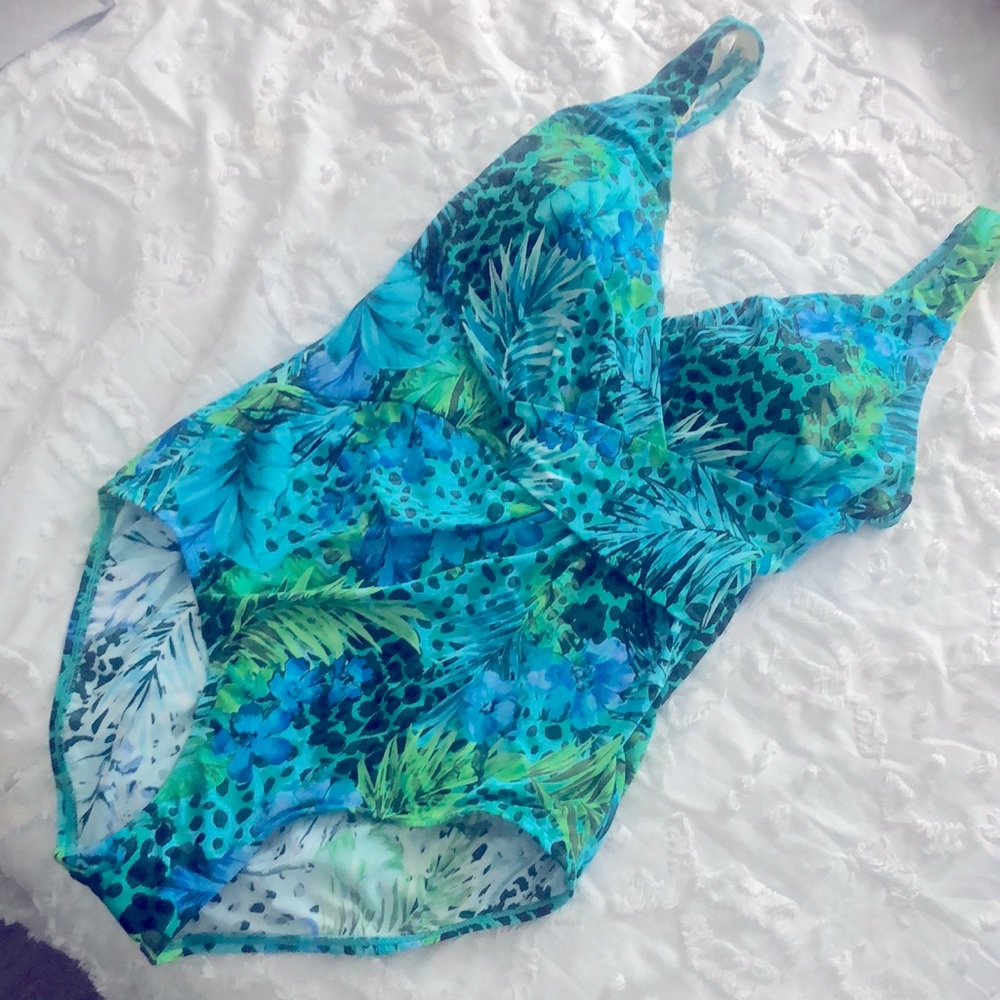 Dreamsuit bathing suit size 14 NWOT